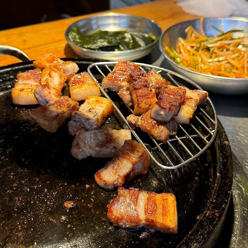 노릇하게 구워진 칼삼겹살 클로즈업