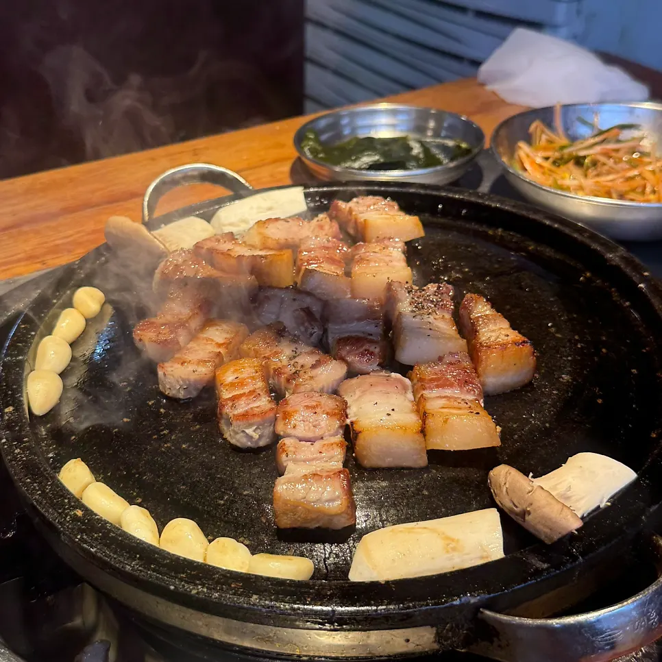 초벌 후 마무리해 먹는 칼삼겹살 한 점