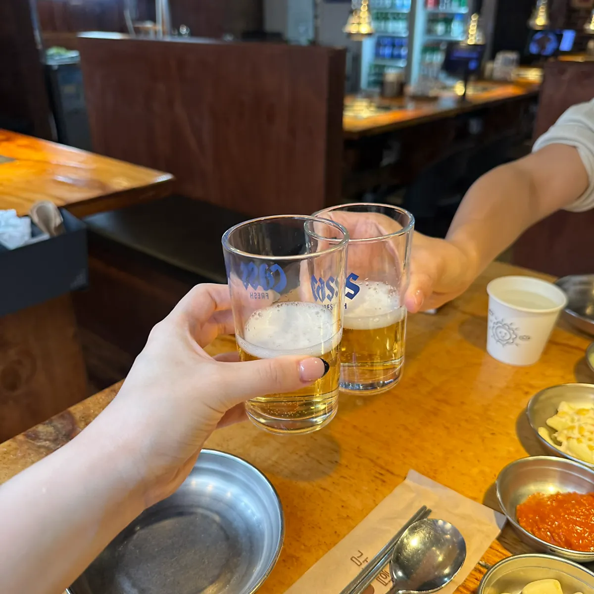 칼삼겹살과 소맥을 곁들인 저녁 상차림