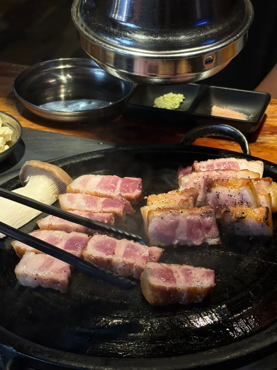 Pre-grilled pork belly served at Dojeok