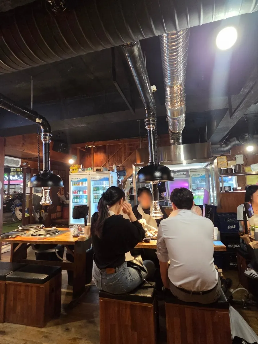 桌位布置宽裕的店内环境