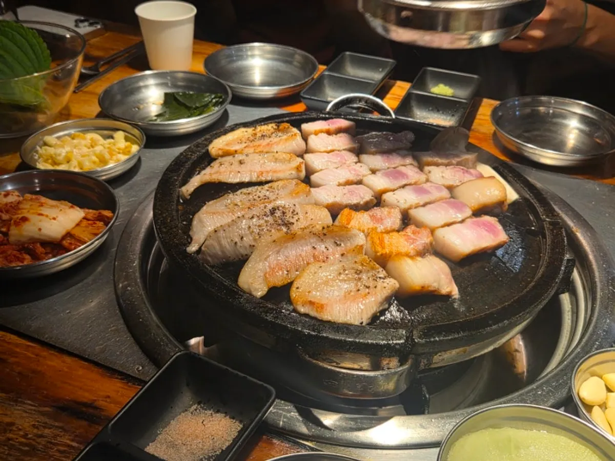 摆好的五花肉、梅花肉与配菜餐桌