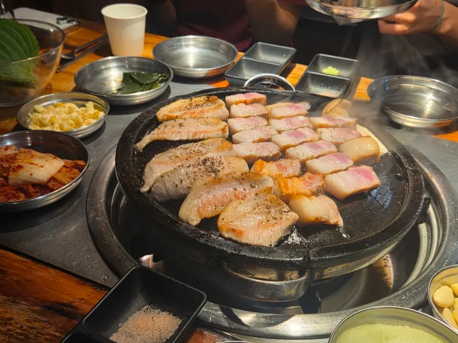 在烤盘上烤制的五花肉与梅花肉