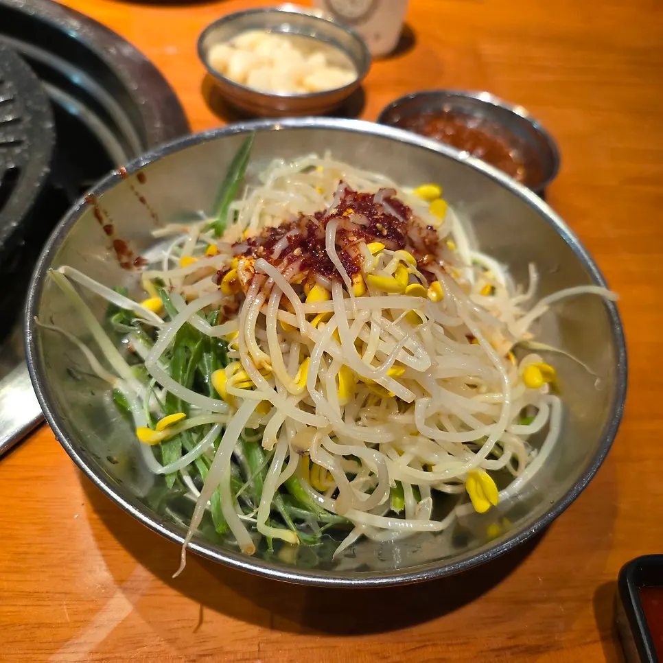 もやしナムルとキムチなど基本のおかず