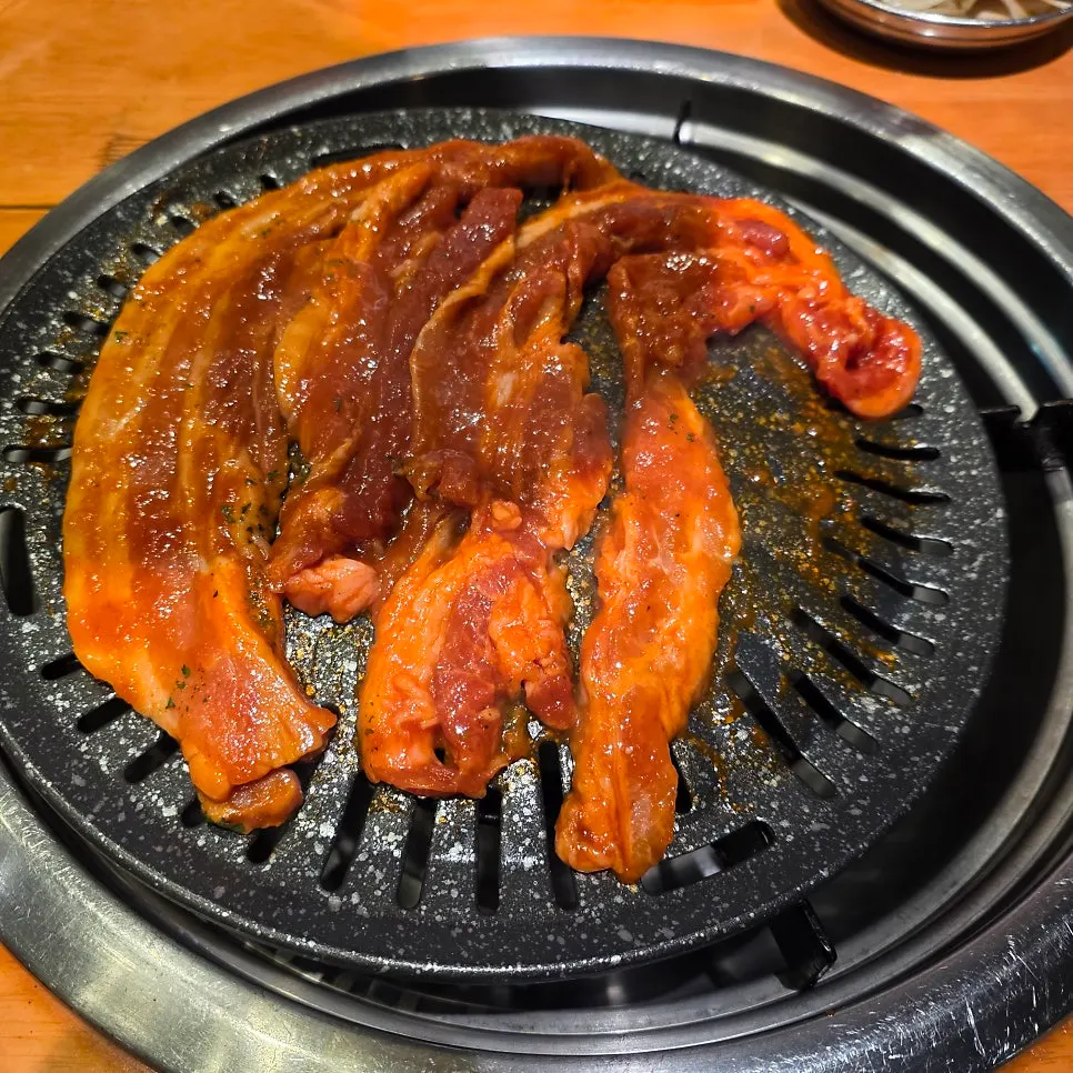 鉄板にのせたコチュジャンサムギョプサル