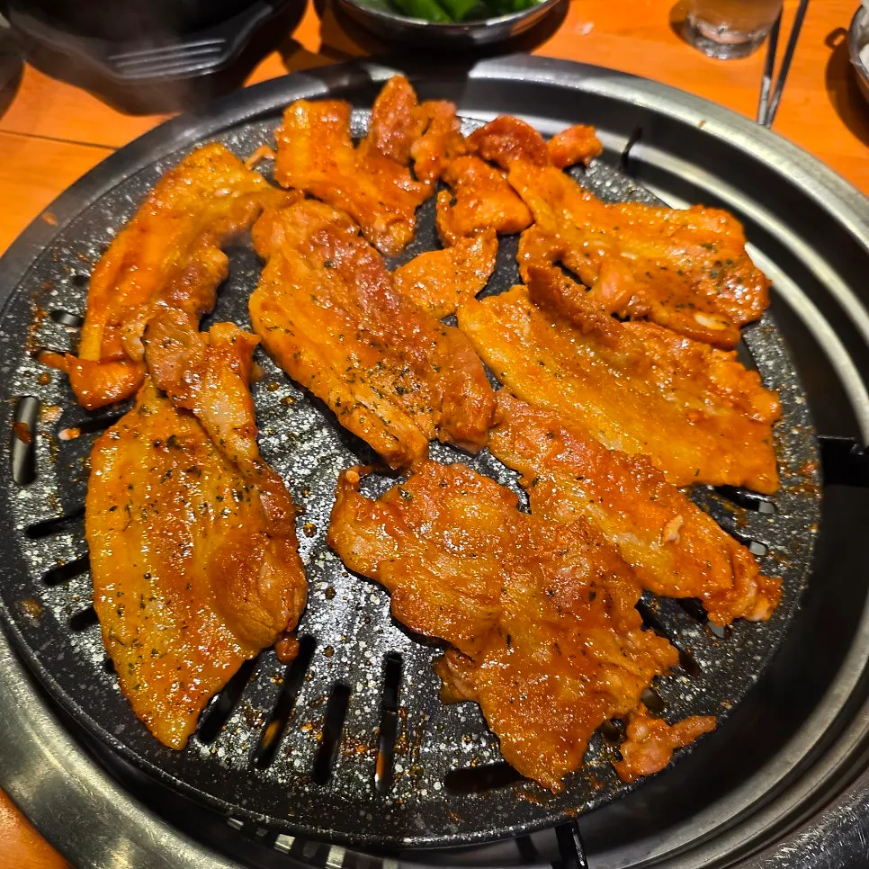 香ばしく焼けたサムギョプサルの端の部分