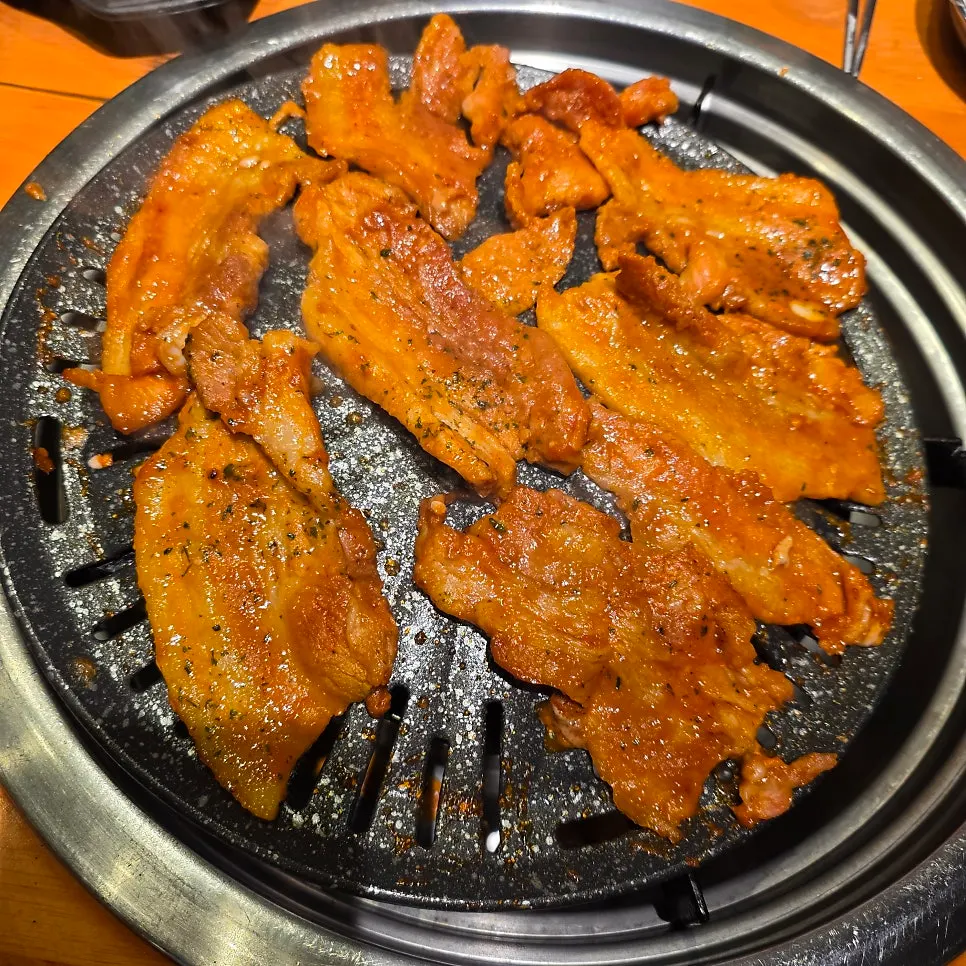 食べやすく切ったコチュジャンサムギョプサル