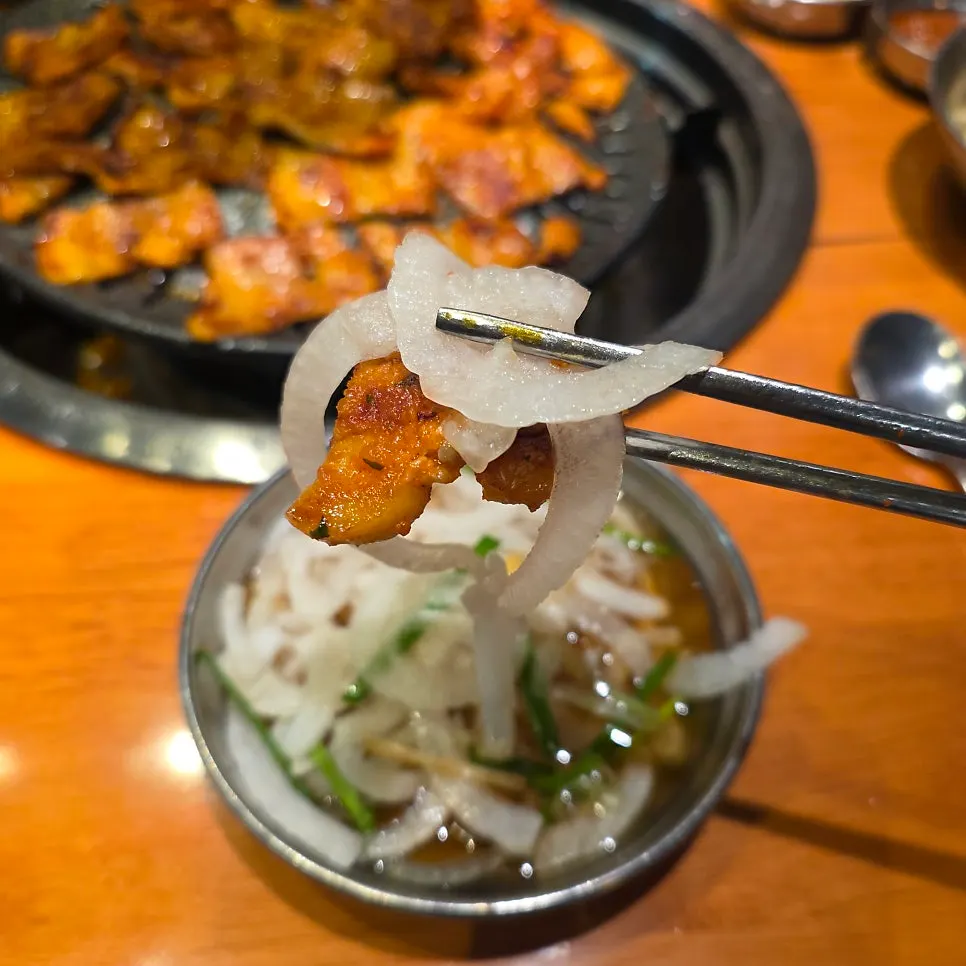 コチュジャンサムギョプサルとおかずの食卓