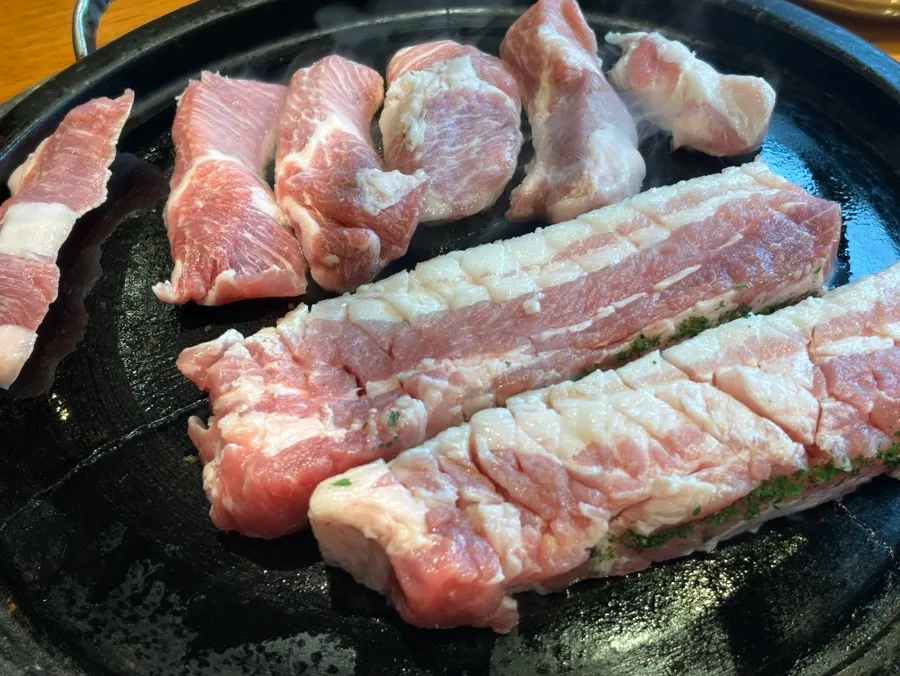 구워지는 중인 삼겹살 클로즈업