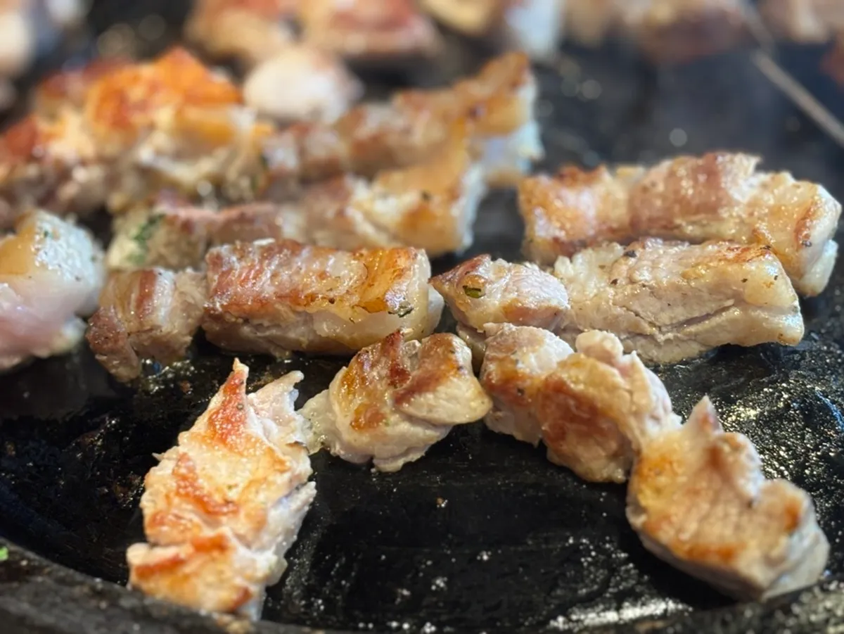 노릇하게 익은 도적 수원점 삼겹살