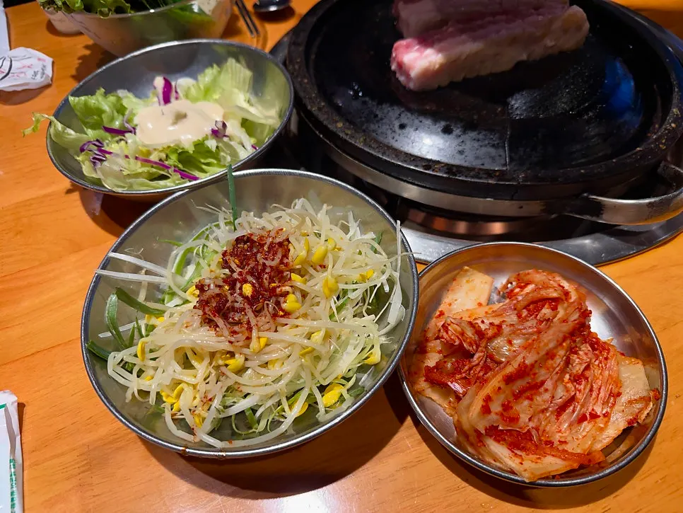 김치와 콩나물파절임이 놓인 기본 상차림