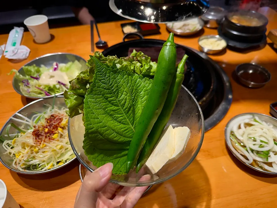 쌈 채소와 두부 들어간 된장찌개 밑반찬