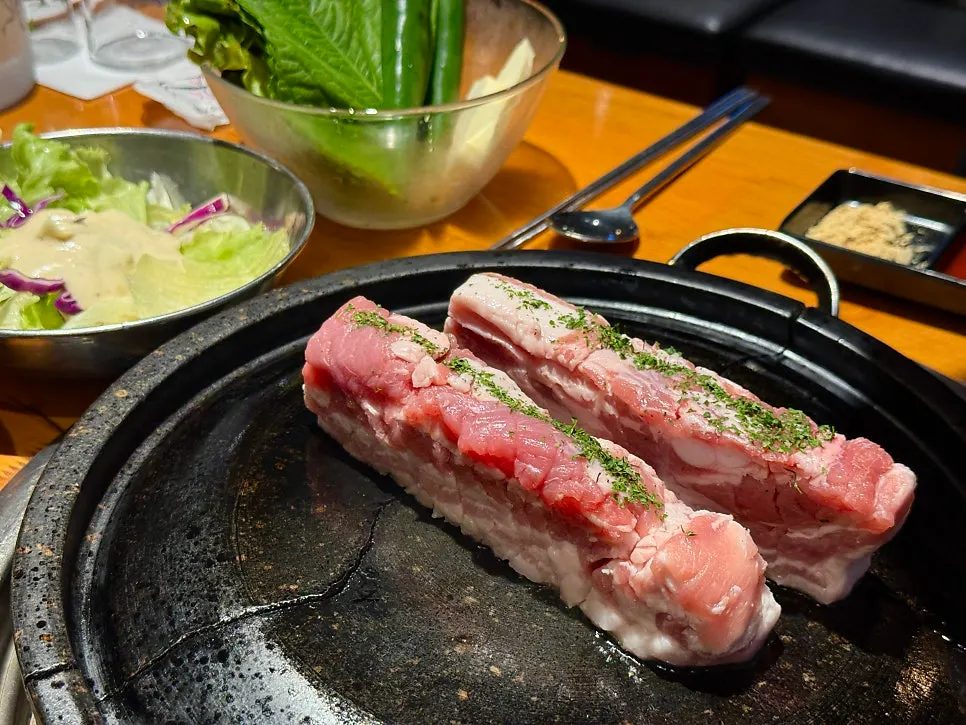 돌판에 지방 쪽을 아래로 올린 칼삼겹살 2인분
