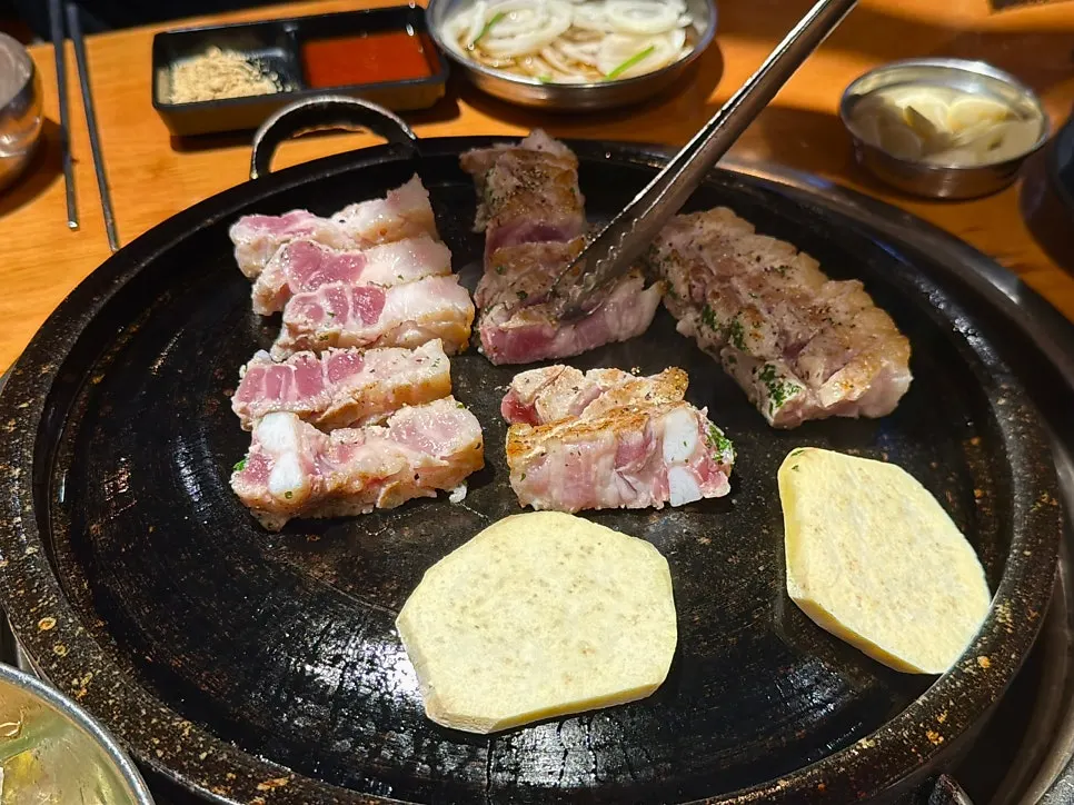 칼집 들어간 삼겹살 겉면이 익은 모습