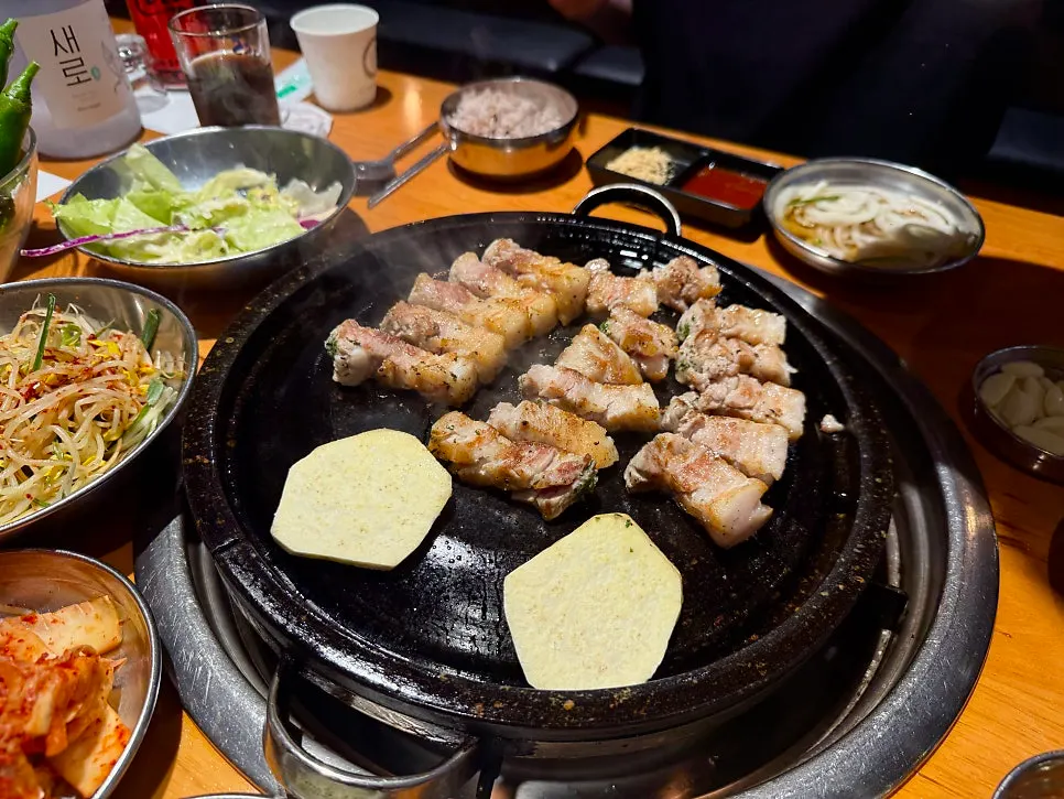 초벌 후 잘라 다시 세팅한 칼삼겹살