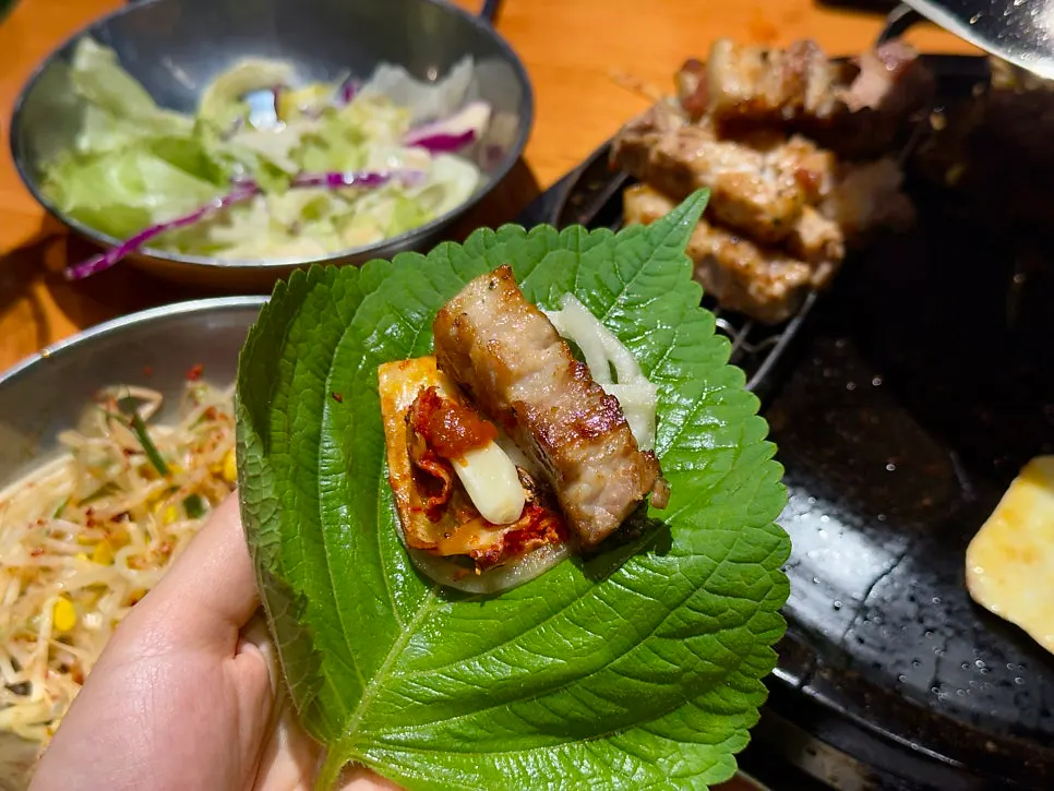 리필한 싱싱한 쌈 채소와 반찬