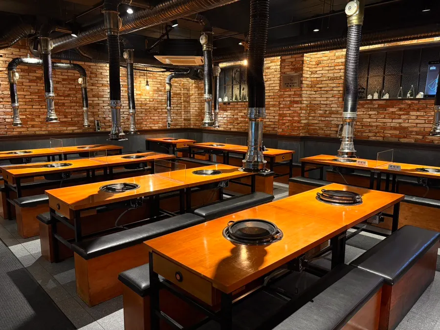 Interior resto dengan ventilasi di tiap meja