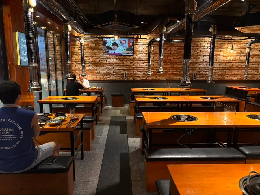 Pemandangan interior resto daging dengan ruang duduk yang luas