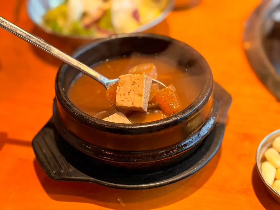 Doenjang jjigae yang disediakan gratis