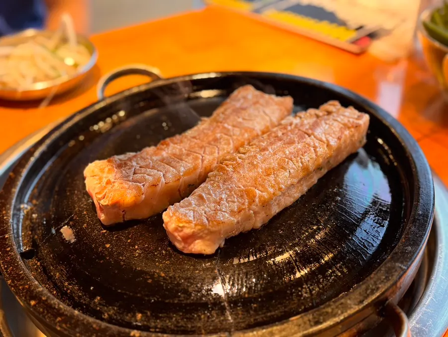 Calsamgyeopsal dengan sayatan rapat sedang dipanggang