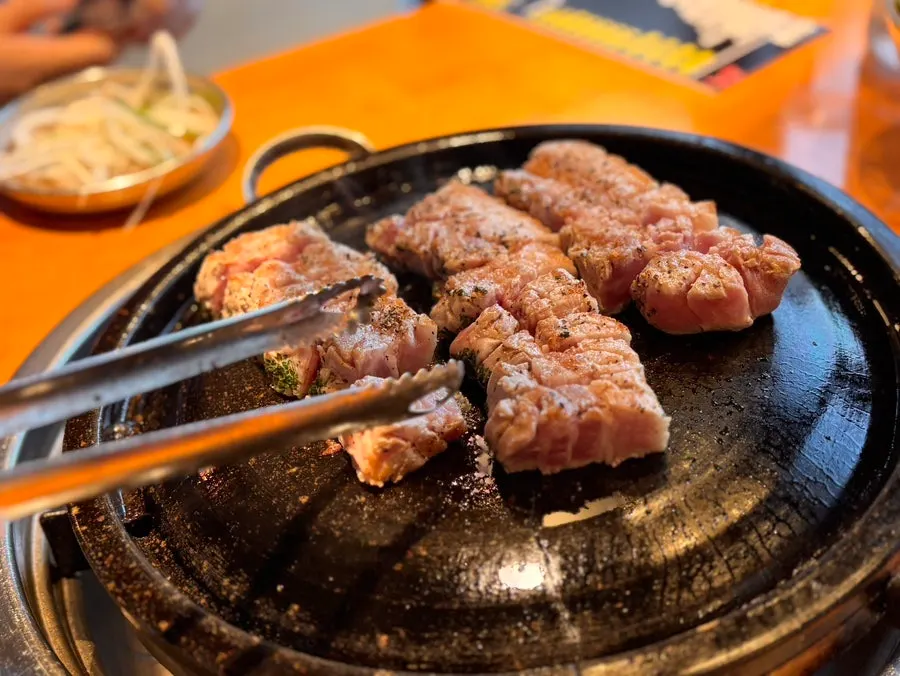 Samgyeopsal setelah dibakar awal dan dipotong siap makan