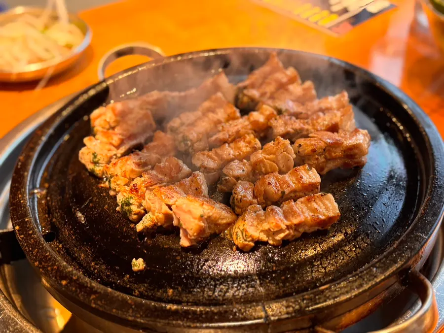Potongan calsamgyeopsal yang terlihat juicy