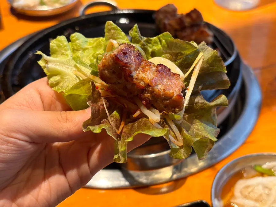 Ssam samgyeopsal dengan bawang putih dan saus