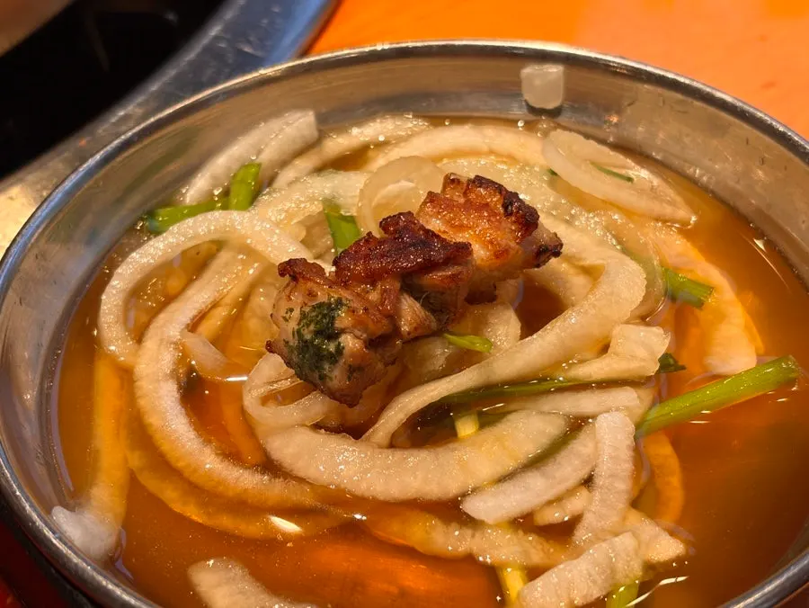 Meja dengan calsamgyeopsal dan lauk dasar