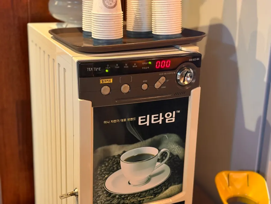 Mesin kopi susu penutup di sudut resto