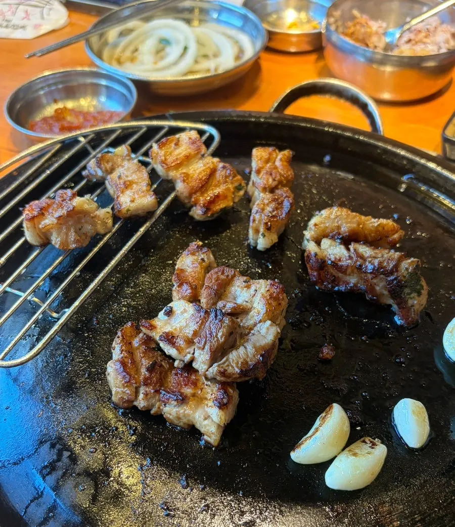 Knife-cut pork belly dipped in soybean powder