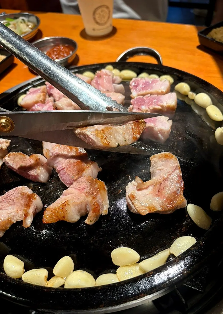 불판 테두리에서 고소하게 익는 마늘