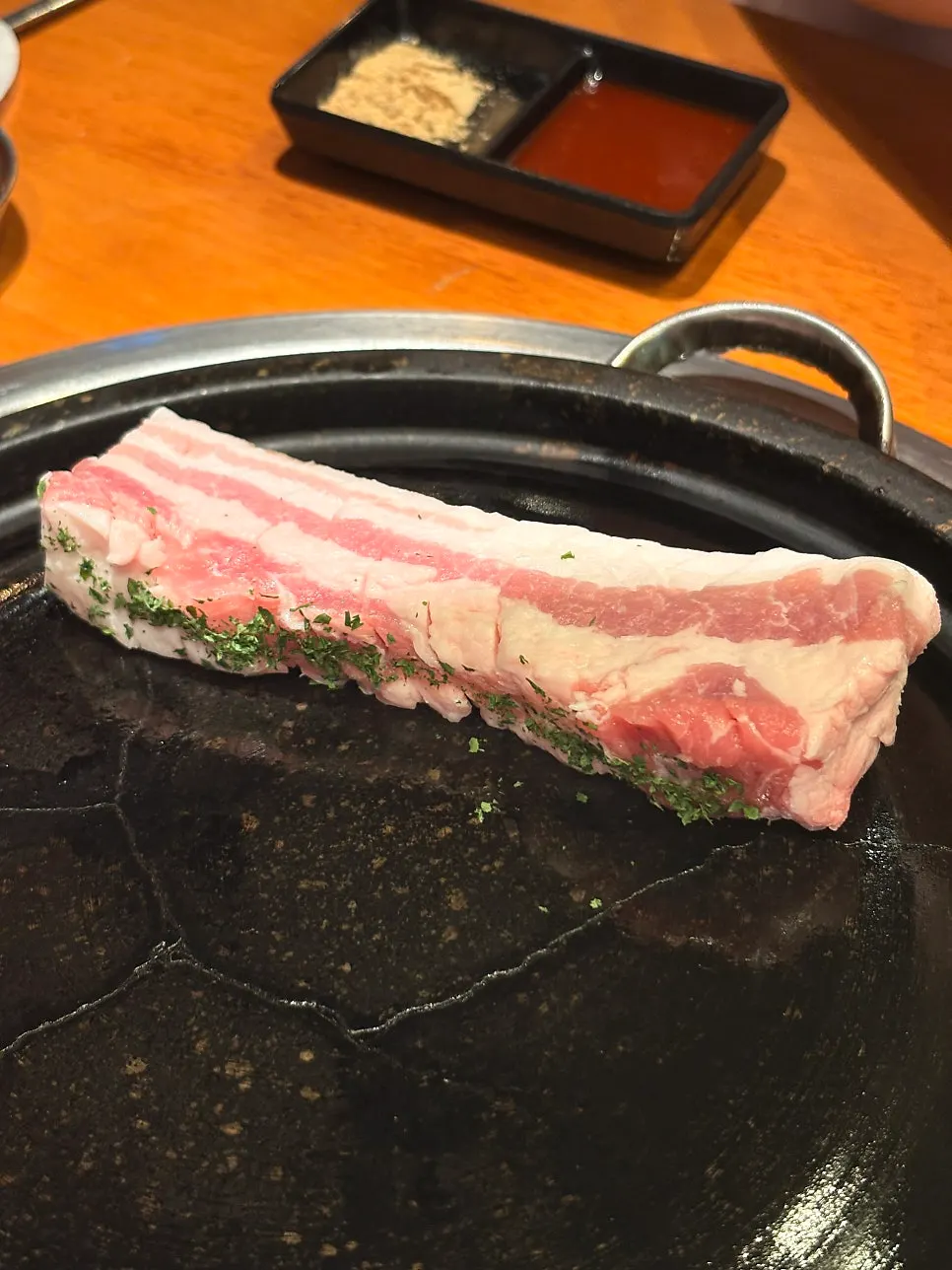 돌판 위에서 겉면을 굽는 칼삼겹살