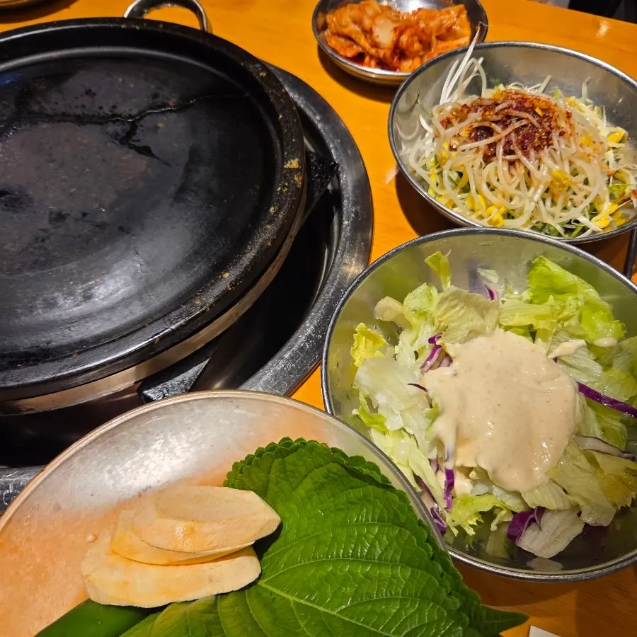 자리에 앉자마자 세팅된 도적 수원점 밑반찬