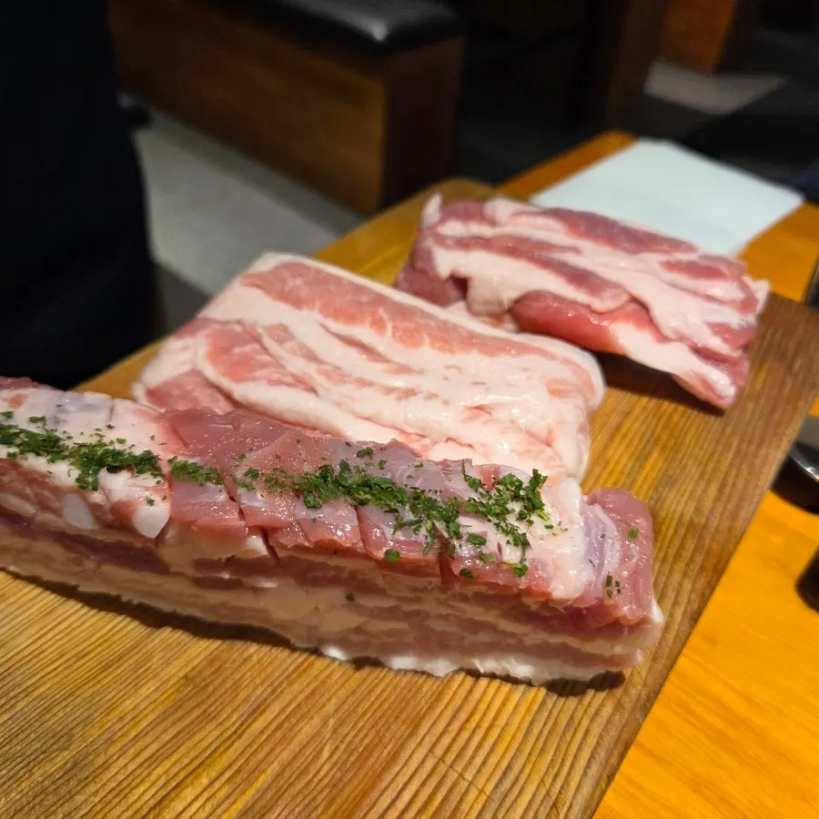 주문한 삼겹살 등심덧살 항정살 생고기 접시