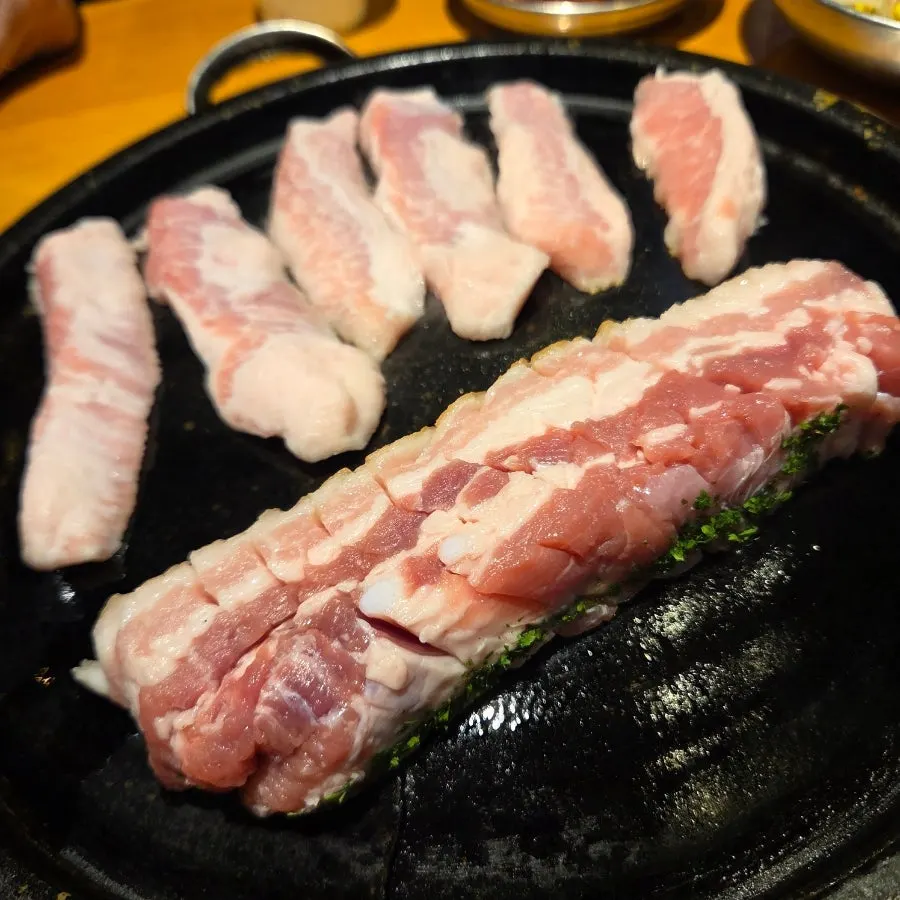 돌판에 올려 초벌 중인 두툼한 통삼겹살