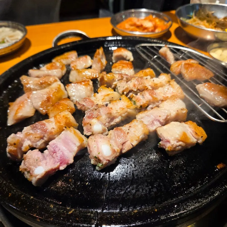 주방에서 일정한 크기로 잘라 나온 삼겹살