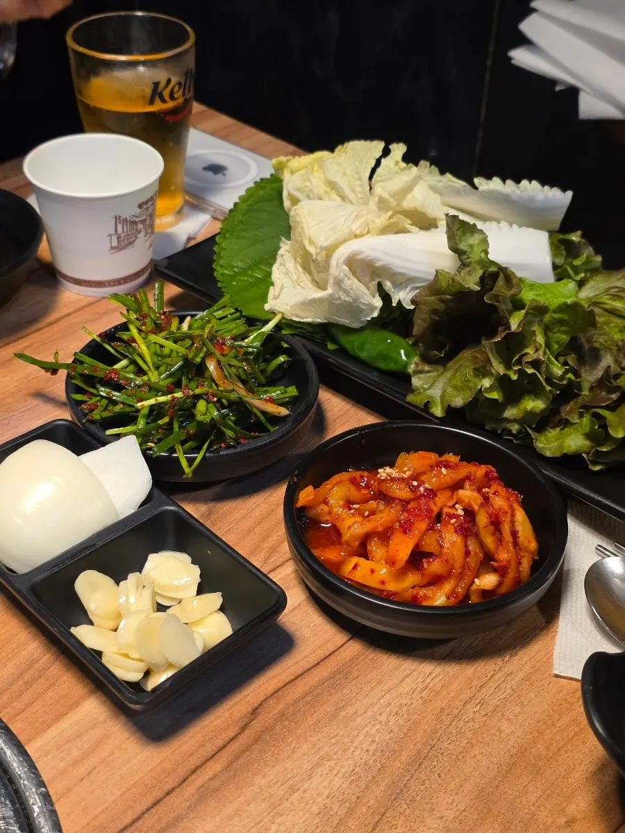 쌈과 기본 반찬 세팅된 테이블