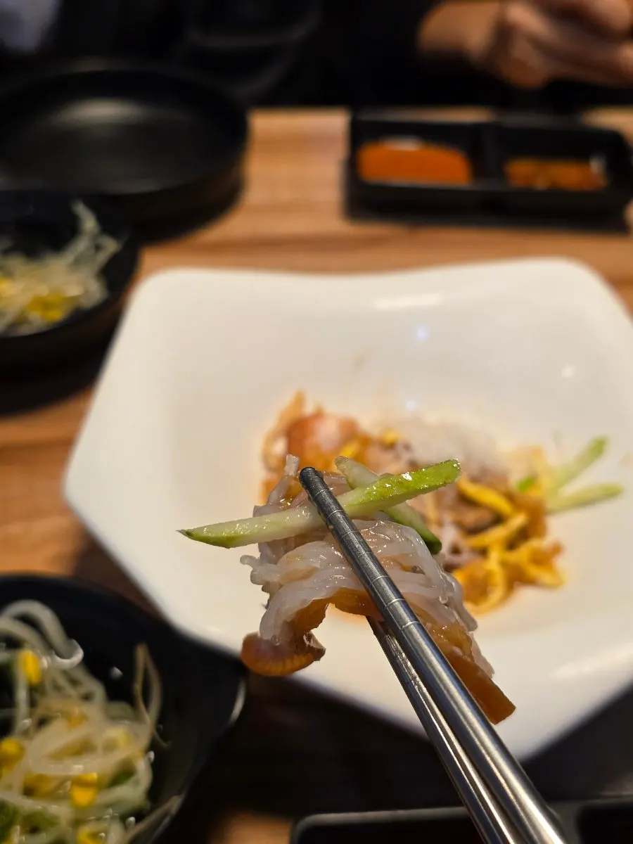 서비스로 나온 맛보기 냉채족발