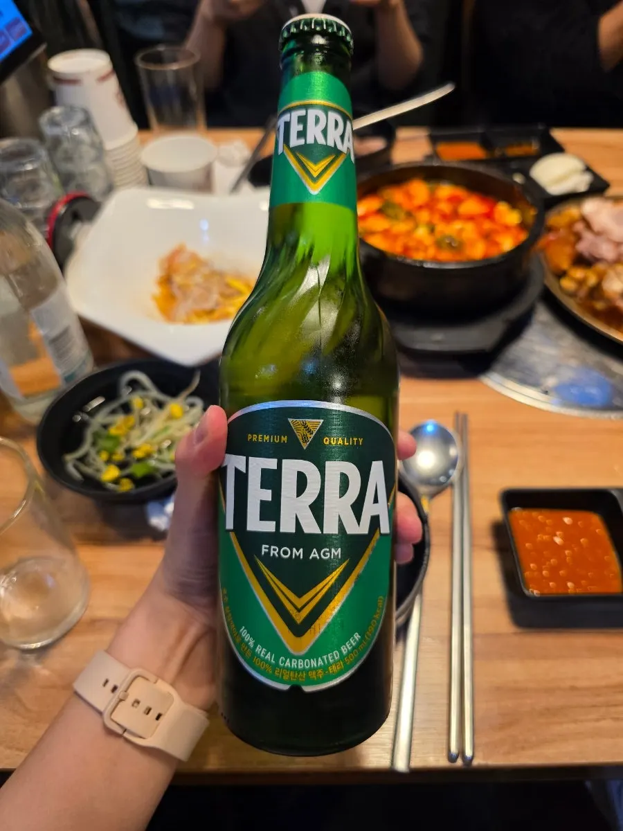테이블에 놓인 테라 맥주