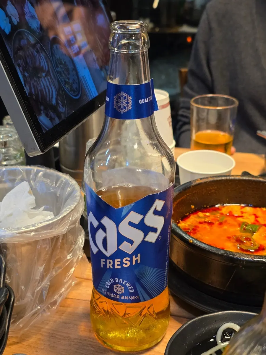 카스 맥주와 안주 곁들인 테이블