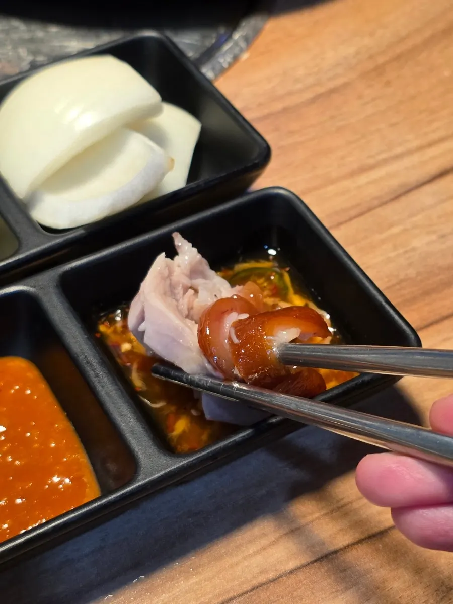 새우젓에 찍은 족발 한 점
