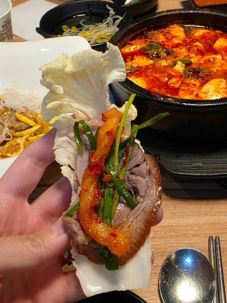 알배기 배추에 싸 먹는 족발
