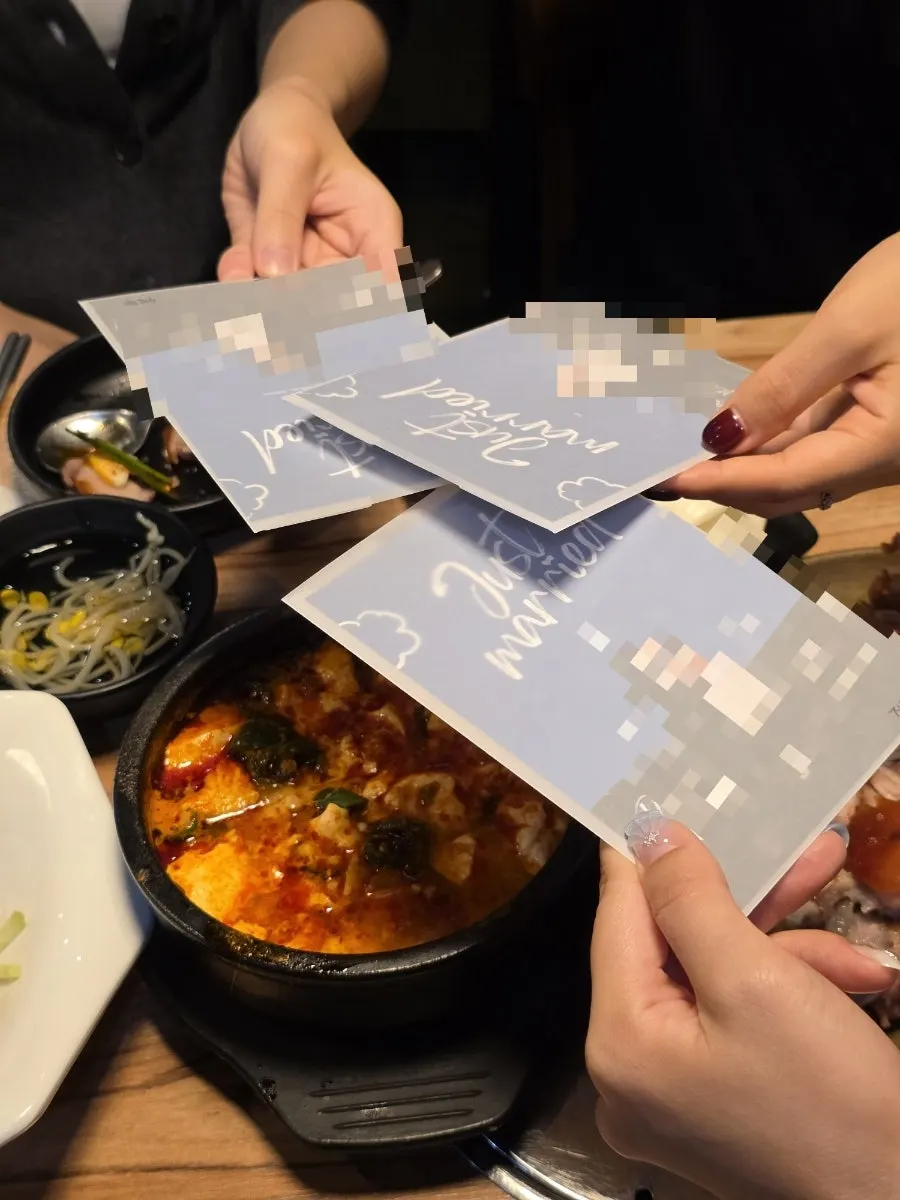 청첩장 모임 마무리 테이블