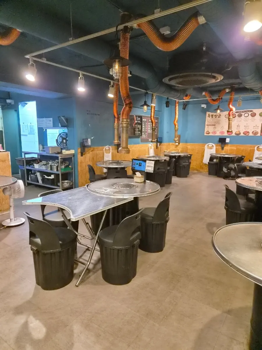 Interior of Dokbul Janggun Ilsan Baekseok Branch with retro vibe