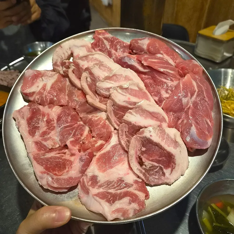 Plate of raw Dokbul 72-Hour Aged Jeju Combo 600g