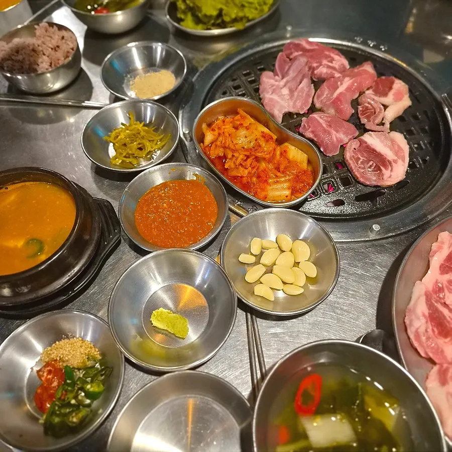 Raw kkodeulsal, bolhangjeong, and nakyeopsal cuts