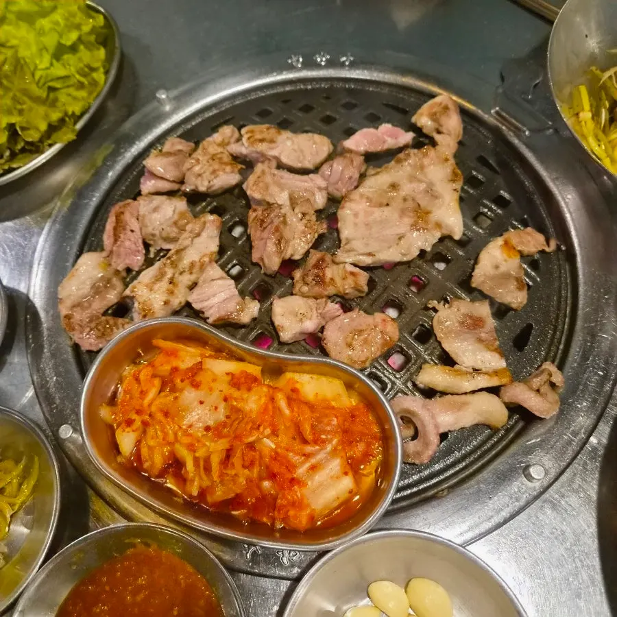 Jeju specialty cuts grilling over charcoal