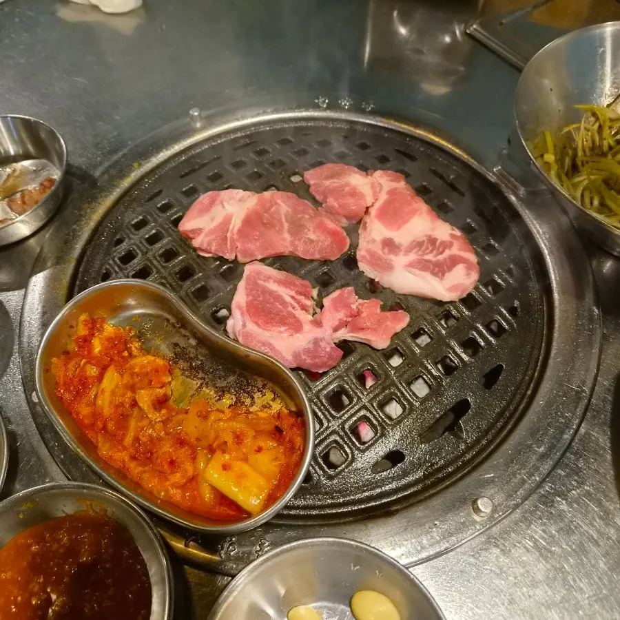 Kkodeulsal eaten together with side dishes