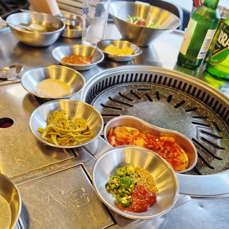 고기 메뉴와 가격이 적힌 메뉴판
