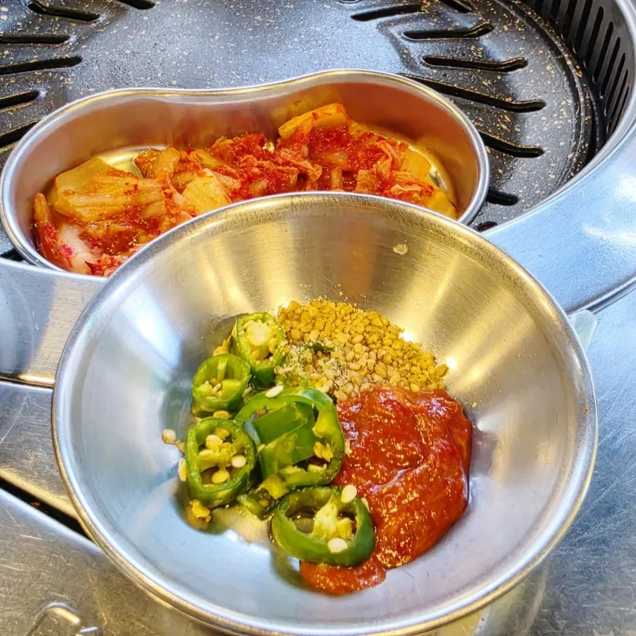 청국장과 함께 차려진 테이블